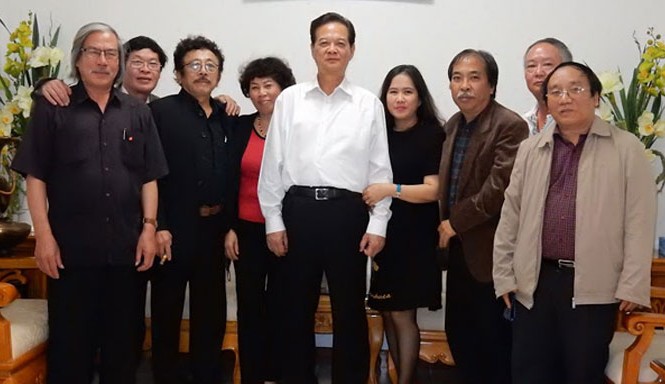 Với anh Ba Dũng: Có những câu hỏi còn bỏ ngỏ Thủ tướng và các văn nghệ sĩ.