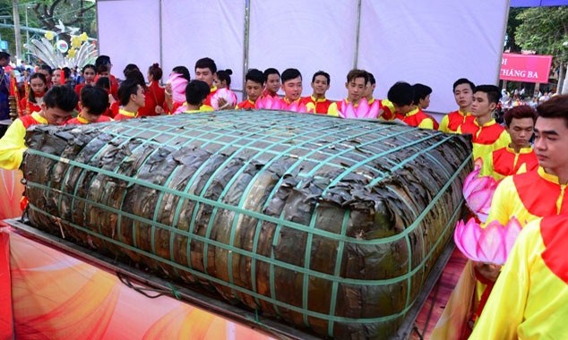 'Luận tội' to Vụ chiếc bánh chưng to nhất tại công viên Đầm Sen (TPHCM) vừa qua, có lẽ đã châm ngòi nổ cho những bất bình bấy lâu tồn tại.