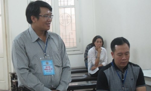 “Nổ” có quan hệ để giúp đòi nợ Vinashin Bị cáo Nguyễn Văn Hưng (đứng) cùng đồng phạm tại phiên tòa. Ảnh: An ninh Thủ đô
