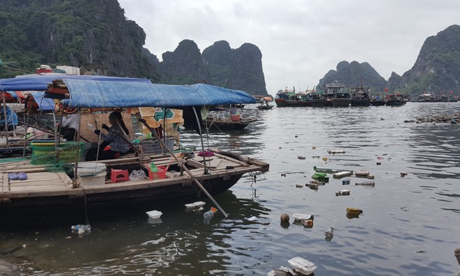 Rác thải bao vây di sản Vịnh Hạ Long Rác trôi nổi khi thủy triều lên.