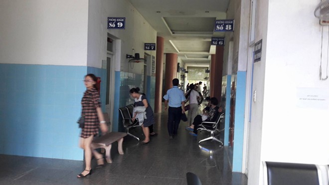 Bệnh viện họp, bệnh nhân ngồi chờ Hành lang Bệnh viện Thành An - Sài Gòn.