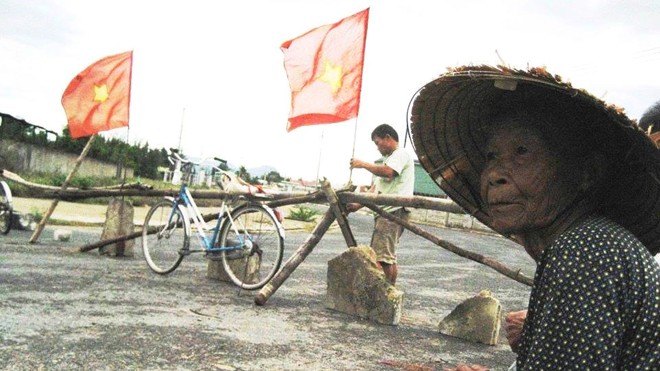 Dời nhà máy thép nghìn tỷ lên thượng nguồn sông Vu Gia Ô nhiễm khiến người dân bức xúc chặn đường vào nhà máy để phản đối. Ảnh: H.V