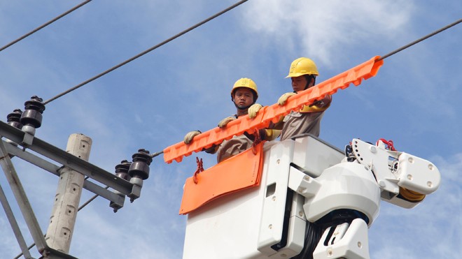 Nghề giỡn chơi với tử thần Bọc đường dây, thiết bị bằng lớp cách điện là công đoạn tiên quyết cho cả quá trình khắc phục sự cố mà không cần cắt điện. Ảnh: Thanh Trần