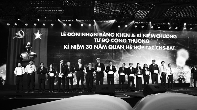 CNS - BAT đón nhận bằng khen từ Bộ Công Thương và UBND TPHCM Đại diện Bộ Công thương đã trao Bằng khen cho các tập thể, cá nhân tại CNS và BAT