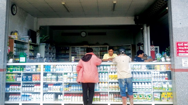 Lo ngại Zika, người dân quan tâm hơn đến diệt muỗi, côn trùng Người mua tham khảo ý kiến của đại lý để chọn sản phẩm chất lượng.