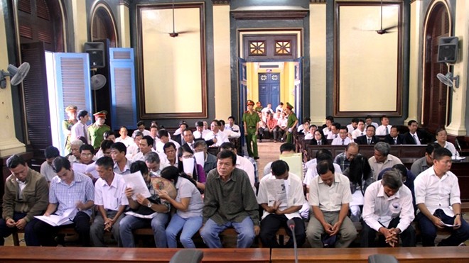 Xét xử 28 cán bộ Hải quan: Cục Thuế TPHCM đòi bồi hoàn 92 tỷ đồng Các bị cáo tại phiên tòa. Ảnh: Tân Châu