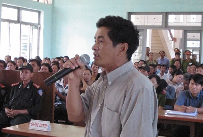 Vì sao cựu điều tra viên vụ ông Nén bị thu thẻ luật sư? Cựu điều tra viên Cao Văn Hùng trong một phiên tòa xét xử ông Huỳnh Văn Nén. Ảnh: Internet