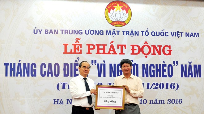 Vingroup tài trợ 300 tỷ đồng phẫu thuật từ thiện cho các đối tượng chính sách Trong khuôn khổ Chương trình hưởng ứng Ngày vì người nghèo Việt Nam, ông Lê Khắc Hiệp - Phó Chủ tịch Tập đoàn Vingroup đã trao tặng 5 tỷ đồng ủng hộ người nghèo có hoàn cảnh đặc biệt khó khăn cho Chủ tịch Ủy ban Trung ương Mặt trận Tổ quốc Việt Nam ông Ng