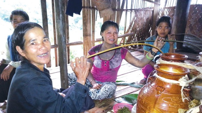 Đám cưới không phong bì của người Ba Na Phụ nữ chỉ tiếp khách và ngồi uống rượu.