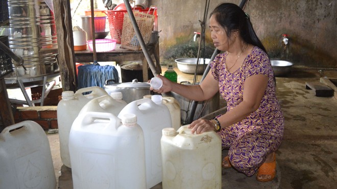 Nước bị ô nhiễm, dân khát nước sạch Gia đình ông Phạm Văn Thị trữ nước vào can.