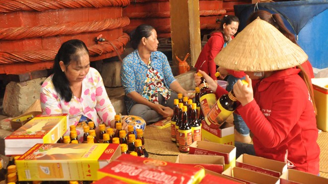 Phú Quốc, sau 'bão' Arsen Đóng gói sản phẩm chuẩn bị giao cho khách hàng.