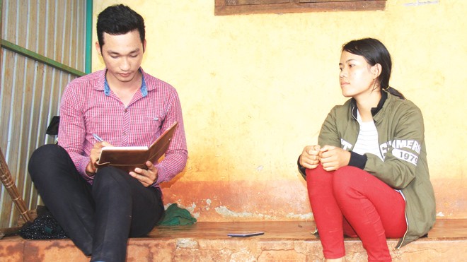 Nhớ đời cú dại vượt biên Kpuih Tuyết (bên phải)