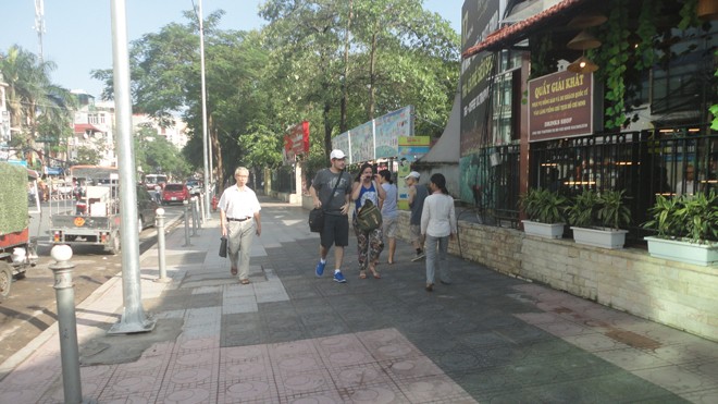 Nơi cây đổ đã được dọn sạch Nơi cây đổ đã được dọn sạch