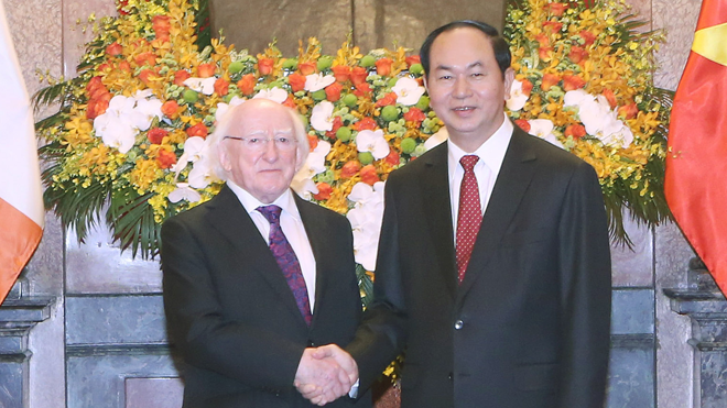 Việt Nam-Ireland: Giáo dục - đào tạo là lĩnh vực hợp tác trọng điểm Chủ tịch nước Trần Đại Quang và Tổng thống Ireland Michael Higgins tại lễ đón sáng 7/11. Ảnh: TTXVN