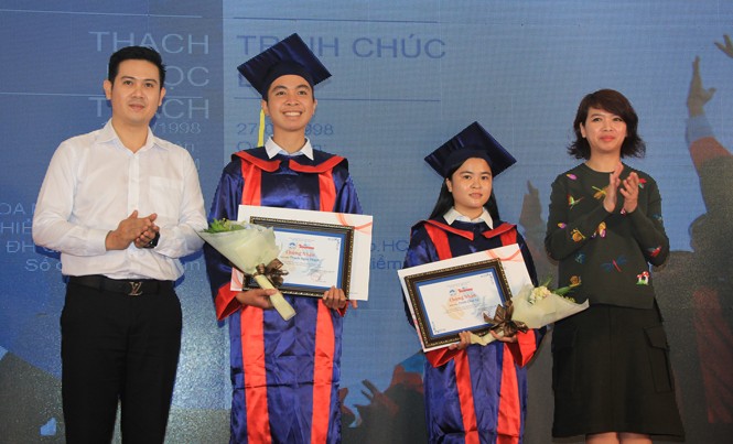Chuyện chưa kể về học bổng 'Nâng bước thủ khoa' Đại diện doanh nghiệp Asanzo (bìa trái) và Novaland (bìa phải) “nâng bước” cho thủ khoa nghèo. Ảnh: Văn Minh