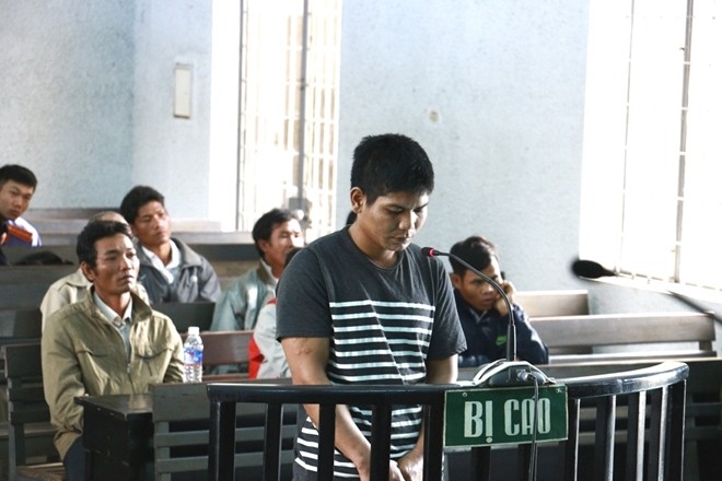 Định giết người bằng thuốc diệt chuột Bị cáo Y Truôl Niê tại phiên tòa. Ảnh: Công an Nhân dân
