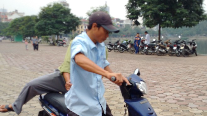 Trông xe kiểu 'cưỡng bức' Đối tượng thu tiền trông xe tại khu vực Hồ Đắc Di nhưng không có vé. Ảnh cắt từ Clip
