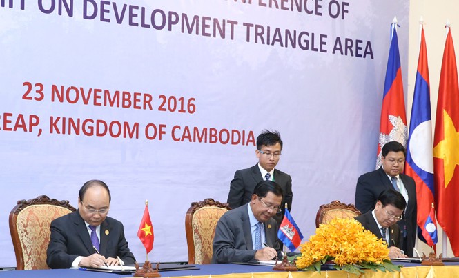 Tăng cường kết nối Khu vực Tam giác phát triển Chiều 23/11, Thủ tướng Nguyễn Xuân Phúc, Thủ tướng Campuchia Hun Sen và Thủ tướng Lào Thongloun Sisoulith ký Tuyên bố chung Hội nghị Cấp cao CLV 9. Ảnh: TTXVN