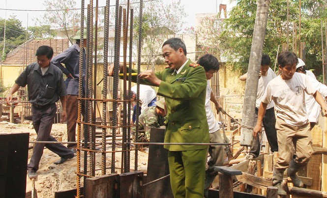 Nhiều trường hợp giám định tâm thần không chính xác Cơ quan công an kiểm tra tại hiện trường vụ “rút ruột” công trình. Ảnh: Đinh Vũ