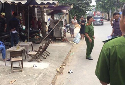 Tin mới vụ giám đốc Cty bảo vệ nổ súng dọa người đòi nợ Cảnh sát khám nghiệm hiện trường vụ nổ súng. Ảnh: Vnexpress