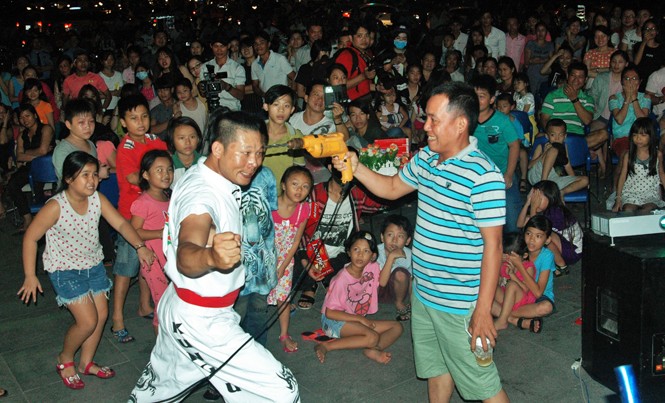 Gặp lãng tử cược mạng mưu sinh Nghệ sĩ Bảo Cường biểu diễn với mũi khoan vào thái dương.