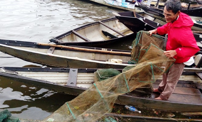 Ngư dân đầm phá Tam Giang-Cầu Hai: Mừng không ngủ được! Những mẻ lừ, lưới rỗng không vừa được kéo lên từ đầm phá. Ảnh: N.V