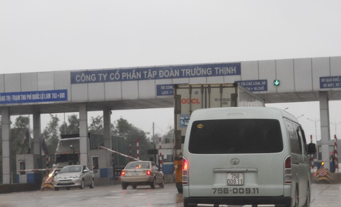 Đường xấu, phí tăng, cử tri bức xúc Trạm thu phí QL1 đoạn qua tỉnh Quảng Trị đặt tại thị trấn Ái Tử. Ảnh: H.T