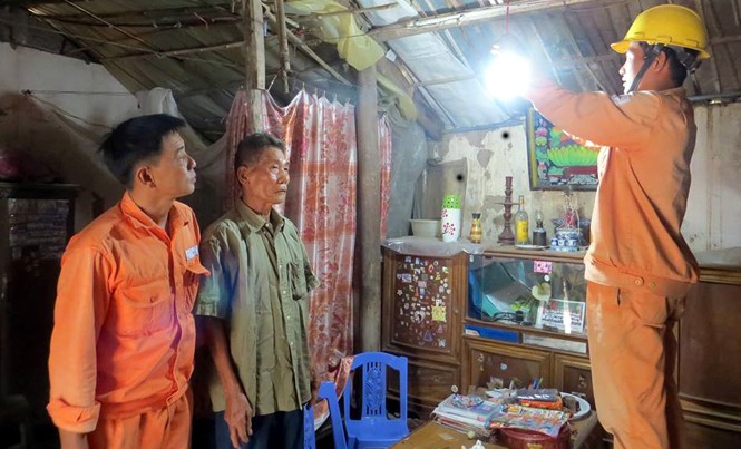 Thợ điện Thủ đô chăm sóc khách hàng Cán bộ, nhân viên EVN Hà Nội sửa chữa điện cho các hộ gia đình nghèo