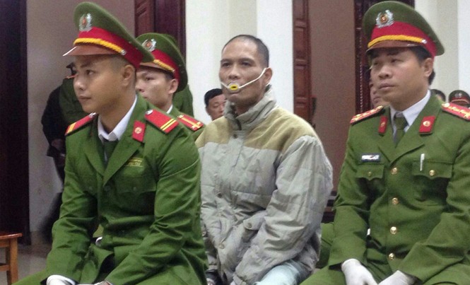 Xét xử vụ thảm án ở Quảng Ninh: Lời xin lỗi muộn màng Doãn Trung Dũng phải đeo thiết bị chống cắn lưỡi đến hầu tòa.
