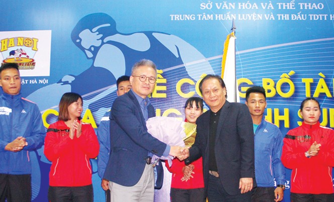 1 tỷ đồng tài trợ cho đội tuyển vật Hà Nội Lễ ký hợp đồng của Sungshin Vina với đội tuyển vật Hà Nội hôm 17/12