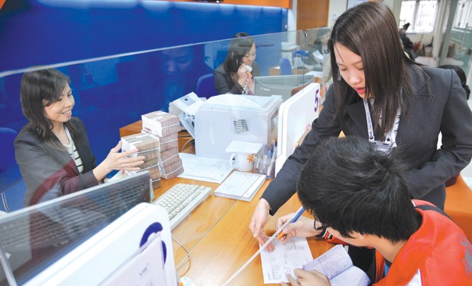 Áp lực minh bạch, ngân hàng sắp ồ ạt lên sàn Khách hàng giao dịch tại ngân hàng VIB. Ảnh: Hồng Vĩnh