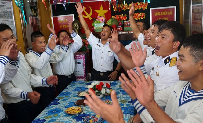 Đá Thị đón năm mới với nhiều niềm vui Buổi liên hoan đón Tết sớm ở đảo Đá Thị.