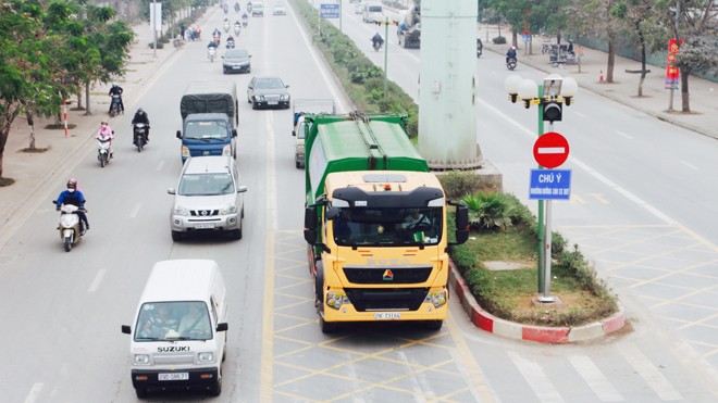 Đi xe buýt nhanh miễn phí một tháng Nhiều phương tiện lưu thông cùng làn với xe buýt nhanh. Ảnh: MĐ