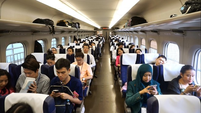 Đi máy bay trên mặt đất Nội thất tiện nghi trong tàu Shinkansen khiến hành khách có cảm giác thoải mái không kém đi máy bay. Ảnh: T.G