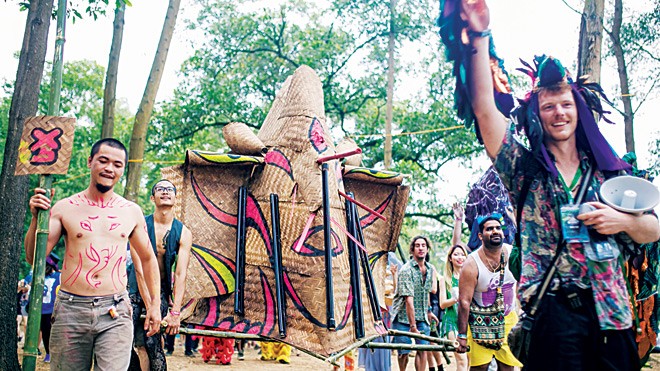 Đẹp và đốt Đám rước Voi chín ngà tại Lễ hội Quest. Ảnh: Jawa