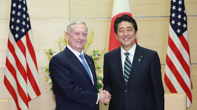 Mỹ tái khẳng định kề vai với Nhật, Hàn Thủ tướng Nhật Bản Shinzo Abe tiếp Bộ trưởng Quốc phòng Mỹ James Mattis. Ảnh: Japan Times