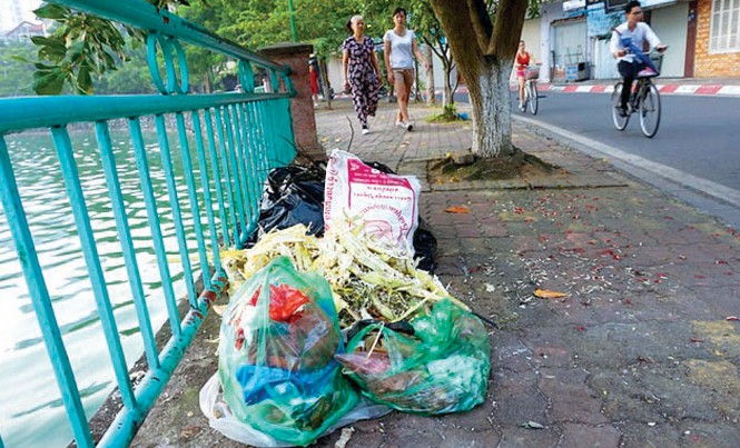 Vứt rác, mẩu thuốc lá, vệ sinh bừa bãi: Phạt không được sẽ nhờn luật Cần xử phạt các hành vi vứt rác, đầu lọc thuốc lá, đi vệ sinh bừa bãi để răn đe. Ảnh: IT