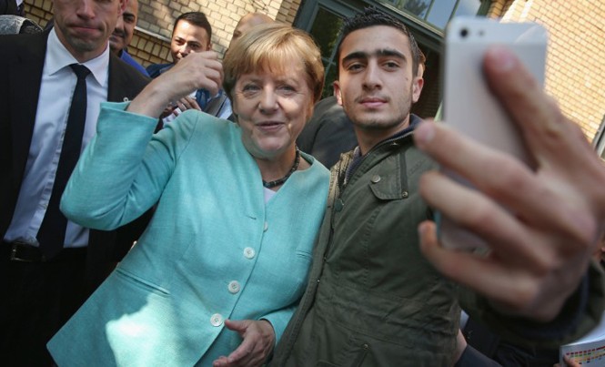 Gia đình người selfie với Thủ tướng Đức kiện Facebook Anas Modamani và Thủ tướng Đức Angela Merkel.