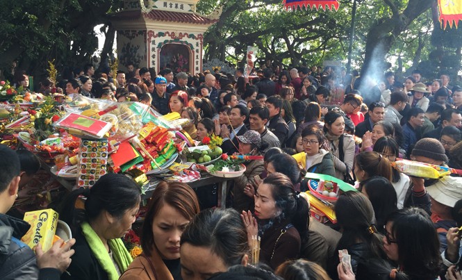 Quản trị lễ hội thiếu chuyên nghiệp, giật cục Chen lấn xô đẩy lễ Phủ Tây Hồ. Ảnh: Hồng Vĩnh