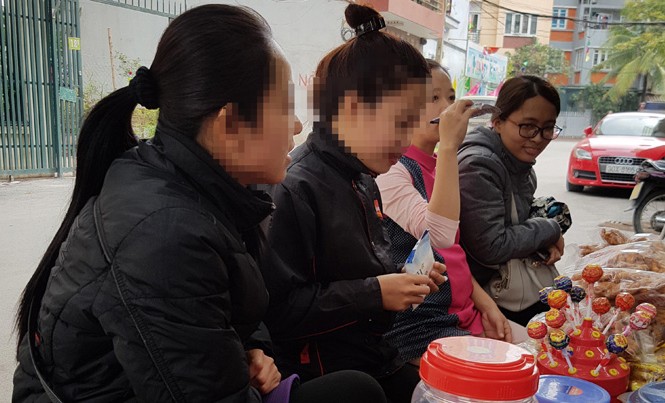 Xem bói - tiền mất tật mang N.T.T (người cầm gói sữa) ở Chương Mỹ, Hà Nội đã chờ 3 ngày để được “thầy” Long xem bói.