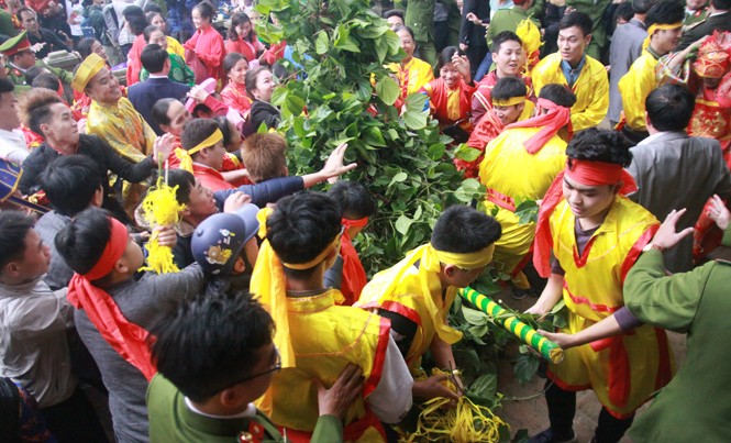 Một dân tộc mê tín là dân tộc không có hy vọng Tranh cướp lộc, phát ấn tràn làn và lao vào lễ hội bằng niềm tin mù quáng là những mặt trái của xã hội say mê lễ hội hiện nay. Ảnh: Toan Toan