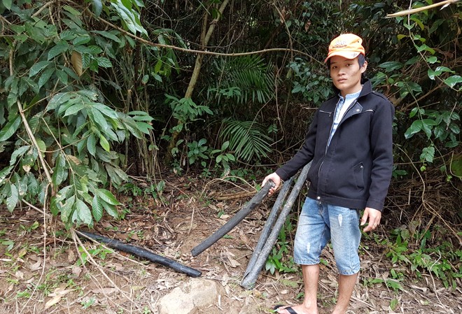 Theo dấu đàn voi rừng về phá ống nước của dân Anh Tăng Tâm chỉ vết chân voi và đoạn đường ống vừa bị đàn voi làm hỏng. Ảnh: h.Văn