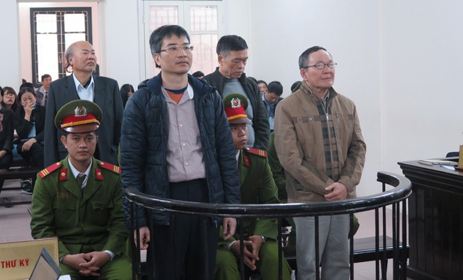 Đại án tham nhũng Vinashinlines: Tiêu tiền như nước, ra tòa kêu oan Các bị cáo tại tòa.