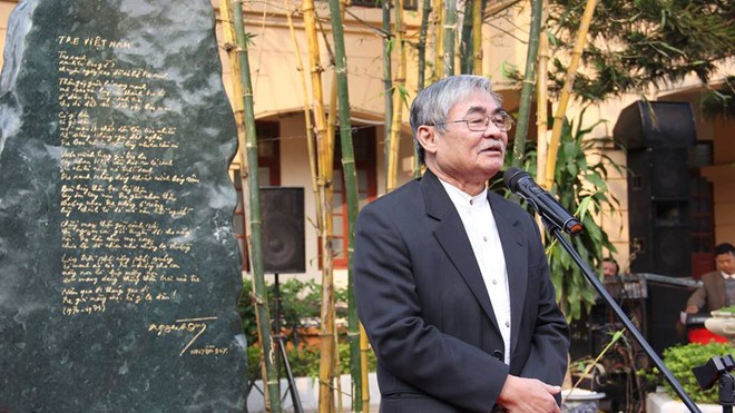 Bia đá đề thơ 'Tre Việt Nam' thiếu hai câu cuối Nhà thơ Nguyễn Duy đang phát biểu trong Lễ khánh thành bia đề thơ.
