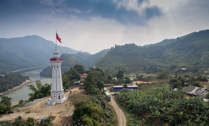 Nơi con sông Hồng chảy vào đất Việt Uy nghi cột cờ Lũng Pô giữa đất trời biên giới. Ảnh: Tùng Duy