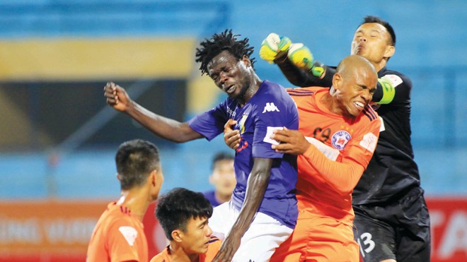 V-League và chuyện xuất khẩu cầu thủ Moses (giữa) nhờ V-League mà được sang Nga chơi bóng với giá chuyển nhượng gần nửa triệu USD. Ảnh: Tuấn Tú