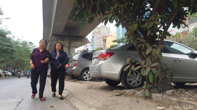 Đua nhau lập bãi trông ô tô trái phép: Chính quyền làm ngơ? Trông giữ xe trái phép trên phố Hào Nam.