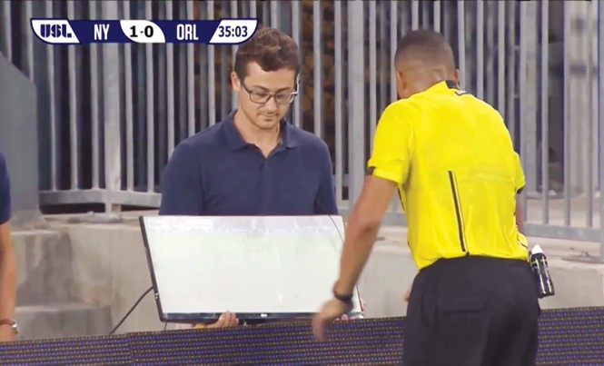Công nghệ “Mắt diều hâu” cho V.League được không? Trọng tài Ismail Elfath “cầu viện” công nghệ VAR trước khi đưa ra quyết định phạt thẻ đỏ Donovan và cho NY Red Bulls II hưởng penalty. Ảnh: Sky Sport