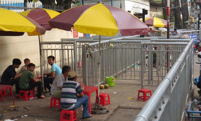 Hàng rào 'nhốt' người đi bộ ở Sài Gòn Quán cà phê mọc trong vỉa hè bị rào chắn