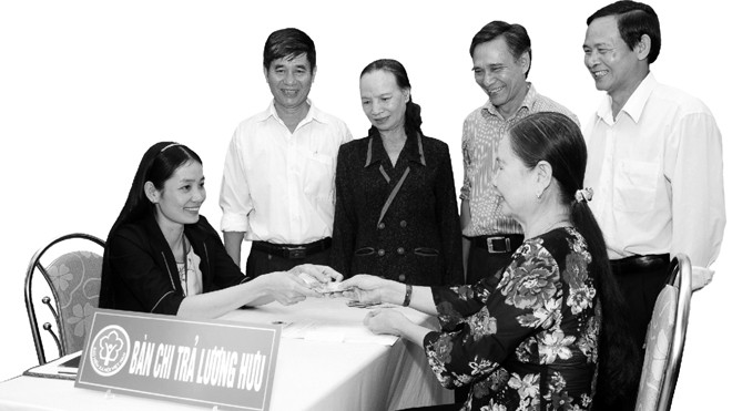 Đề xuất tăng tuổi nghỉ hưu để bảo đảm an toàn cho Quỹ Hưu trí Việc đề xuất tăng tuổi nghỉ hưu là nhằm bảo đảm an toàn cho Quỹ Hưu trí (trong ảnh: người dân nhận lương hưu)